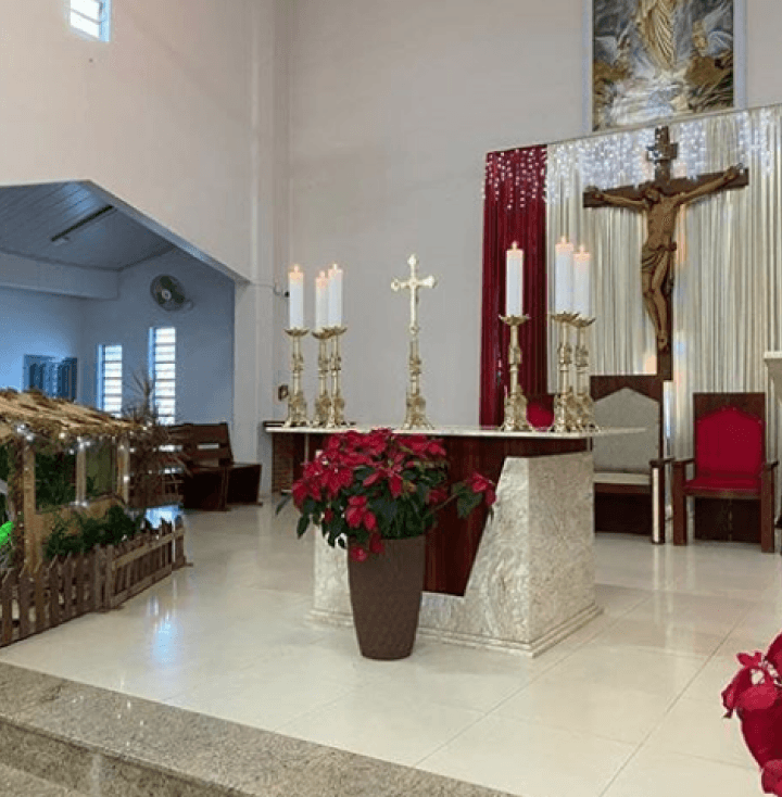 Imagem da paróquia com conjunto de castiçais de vela