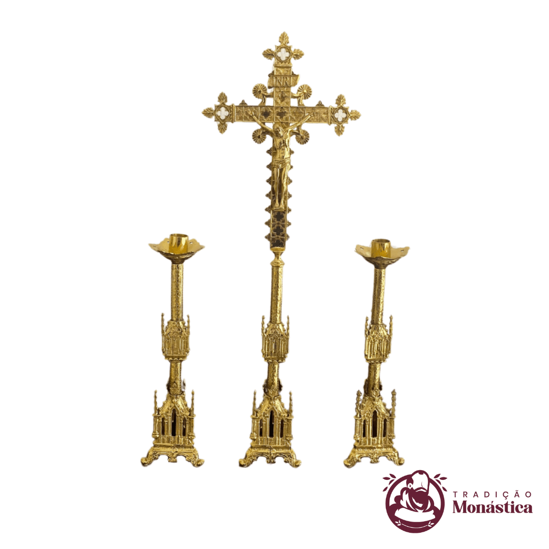 Conjunto de Castiçal de Vela e Cruz para Altar - Gótico Pequeno - 3 pçs Bronze Conjunto de Castiçal de Vela e Cruz para Altar - Gótico Pequeno - 3 pçs Bronze